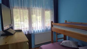Фото номера Трехместный номер с балконом Хостелы Hostel Voineasa г. Войняса 3
