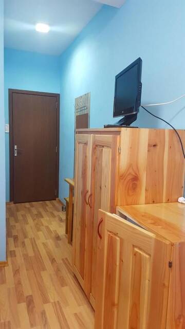 Фото номера Трехместный номер с балконом Хостелы Hostel Voineasa г. Войняса 4