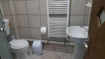 Фото номера Трехместный номер с балконом Хостелы Hostel Voineasa г. Войняса 5