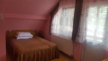 Фото номера Четырехместный номер - Мансарда Хостелы Hostel Voineasa г. Войняса 3