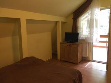 Фото номера Двухместный номер с 1 кроватью и видом на горы — Мансарда Хостелы Hostel Voineasa г. Войняса 4